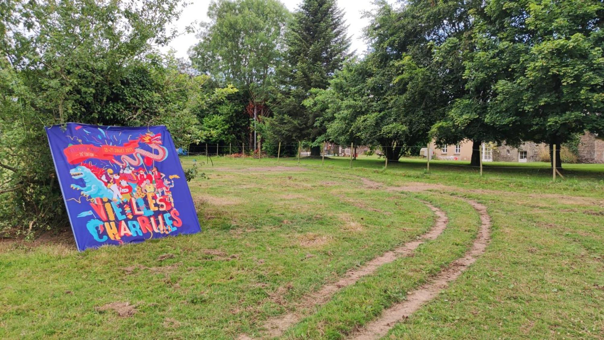 Vieilles Charrues Petit-dejeuner Navette Et Priscine Inclus Dans Le Prix Proche Carhaix Campsite *